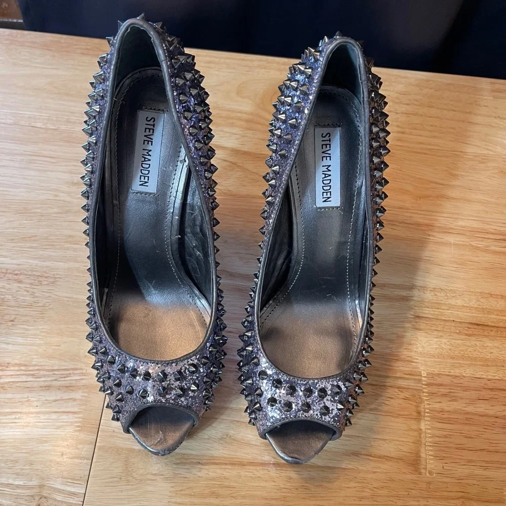 Steve Madden AWWSOME Pewter Glitter Spiked Platform Peep Toe Pumps Womens 11